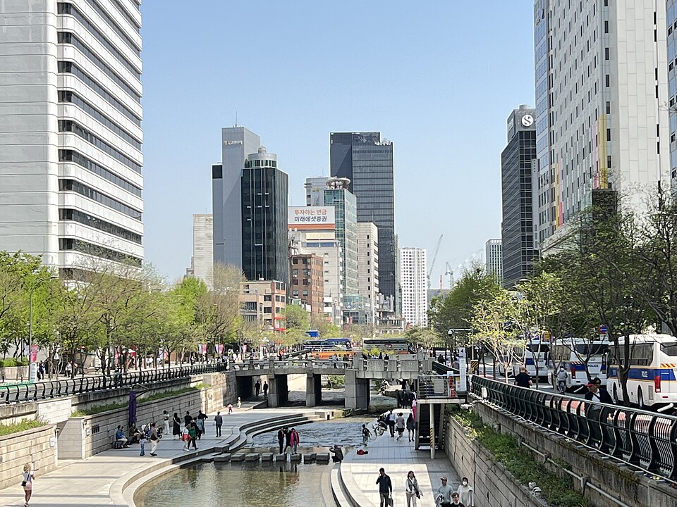 A Slow Walk Along Cheonggyecheon: An Easy Pause in Central&nbsp;Seoul